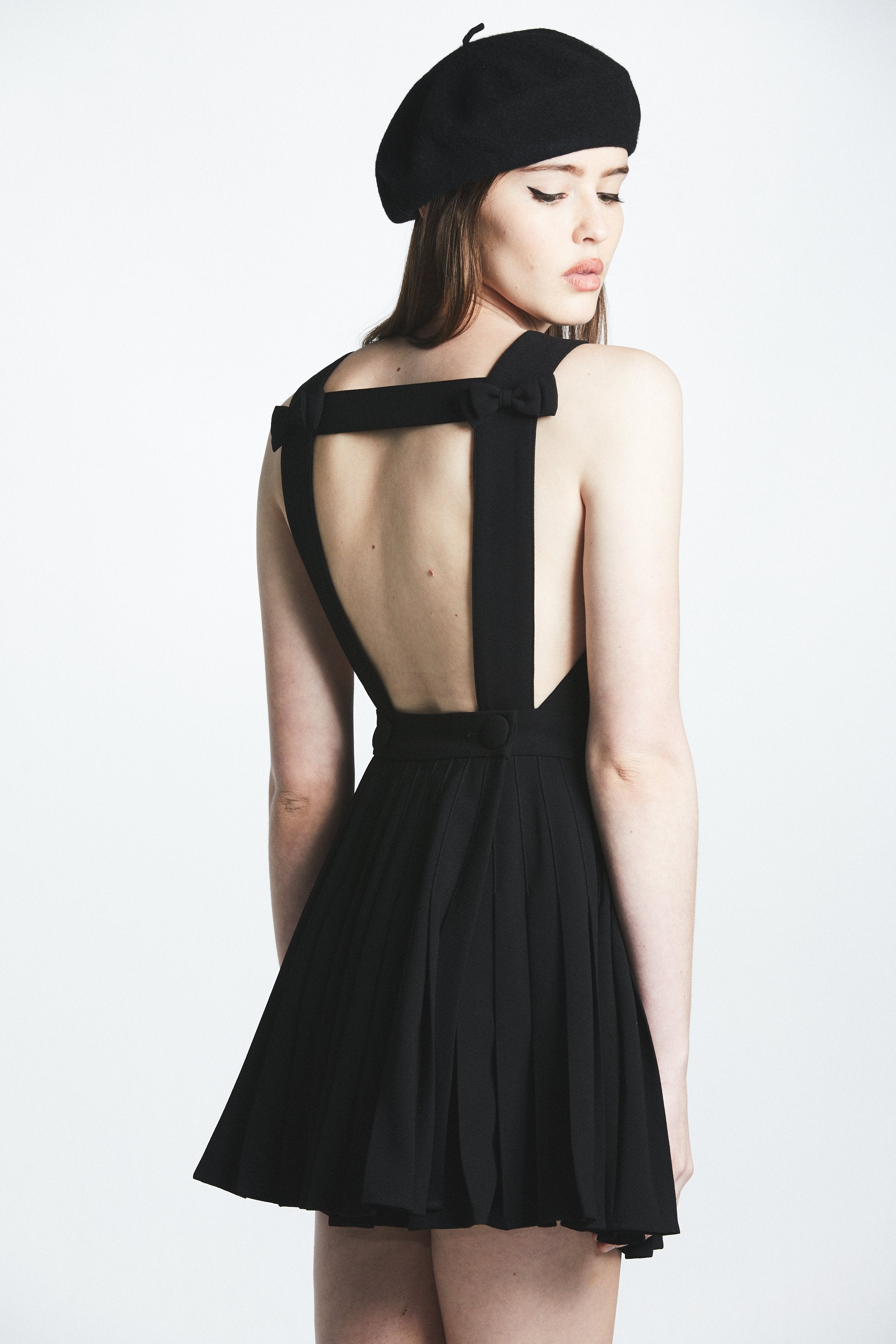 Bow Backless Pleated Dress (Black) – L'école Des Femmes